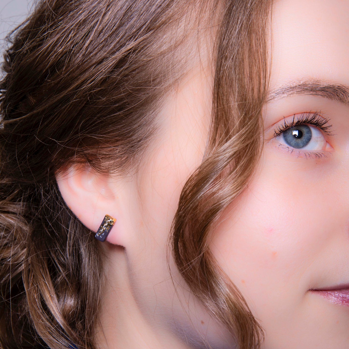 PORCELÁNOVÉ NÁUŠNICE "POLNOČNÉ ZLATO"