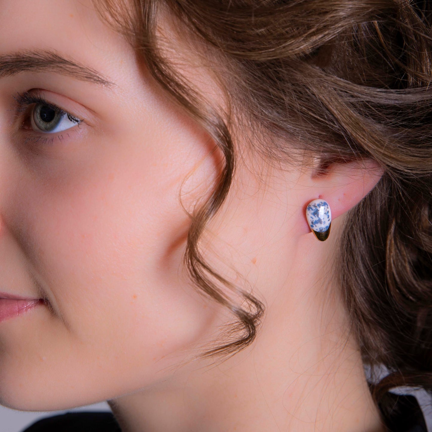 Porcelánové náušnice s bodkovaným trblietaním